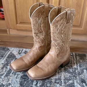 Shyanne women’s square toe boots 9.5